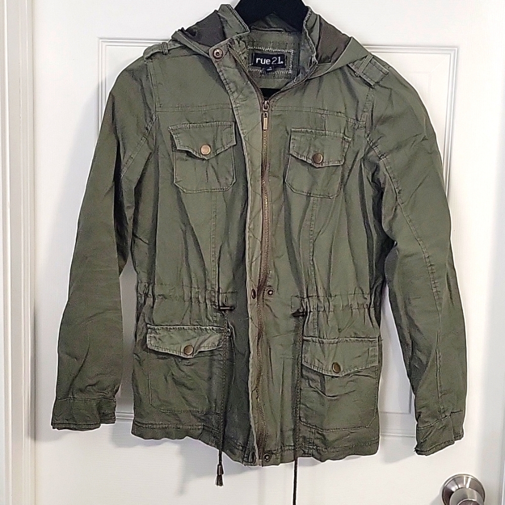 Women's army green utility style jacket. Size small. Cinch waist. Pockets, hood